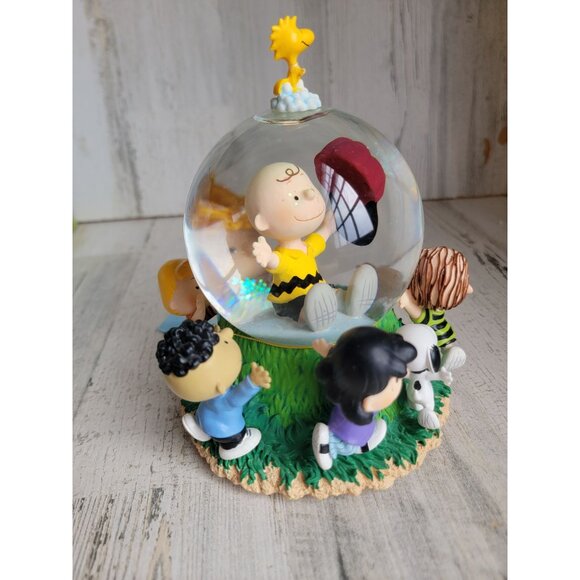 Peanuts Snoopy Our hero Linus Lucy snowglobe Westland xmas - Picture 6 of 9